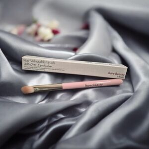 Rare Beauty Stay Vulnerable All-Over Eyeshadow Brush - Pink
